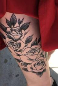 Col·lecció de les cuixes a la línia de tatuatge de planta senzilla de rosa simple a la línia negra