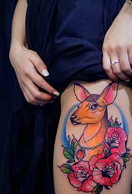 Gražios gėlės ir poniai su papuošalais kartu su tatuiruotėmis