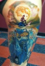 大腿美人魚和月亮紋身的美麗幻想世界