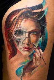 Coscia donna misteriosa con tatuaggio combinato con motivo a tatuaggio