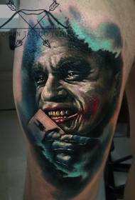 ຮູບແບບ tattoo clown ຊົ່ວຮ້າຍທີ່ມີສີສັນໃນແບບທີ່ແທ້ຈິງຂອງຂາ