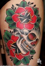 Beenkleur old school rose en menselijke schedel tattoo