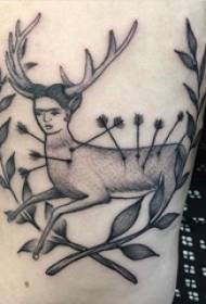 Moksleivės šlaunys ant juodų erškėčių paprastomis linijomis sodina vynmedžius ir žmogaus veido gyvūnų tatuiruočių paveikslėlius