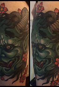 Stekleni vzorec tatoo je poslikal s stegnom
