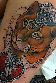 Modello tatuaggio tatuaggio coscia leone scuola amore