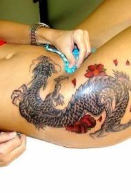 Hënn Asiatesch Stil Draach a Blummen Faarf Tattoo Muster
