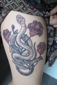 Сцягна чорная змяя з малюнкам татуіроўкі з чырвонай кветкай