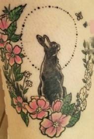 여 학생 허벅지 화 환 문신 사진으로 토끼를 그린