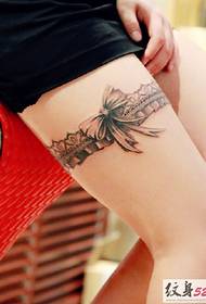 Piękne nogi i koronkowe tatuaże
