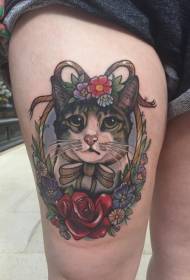 Portret de pisică coapse și model de tatuaj de culoare flori