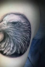 Vrlo realističan uzorak tetovaže crno sivog orla