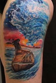 Flacone alla deriva color coscia nel modello del tatuaggio del mare