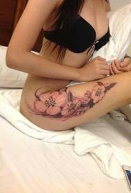 Краса стегна блідо-рожева квітка татуювання візерунок
