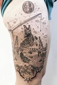 Lupo nero in stile incisione sulla coscia con motivo a tatuaggio architettonico