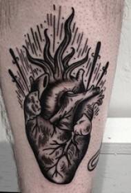 Le cosce dei ragazzi su schizzo grigio nero indicano le abilità letterarie del tatuaggio del cuore con le abilità della spina