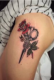 Šlaunys dažytos senosios mokyklos rožių žirklėmis tatuiruotės modeliu