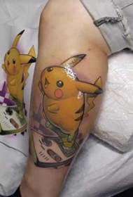 Стегна хлопчиків намальовані простими лініями мультфільму та татуюваннями Pikachu