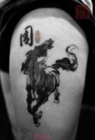 Schoolgirl feminibus serrarum super equum nigrum atramento animalis Classical tattoo