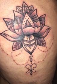 Muška bedra za spavanje tetovaže lotosa na crnoj slici tetovaže lotosa