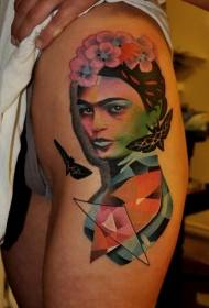 Vakker geometrisk malt kvinne med tatoveringsmønster for sommerfugl