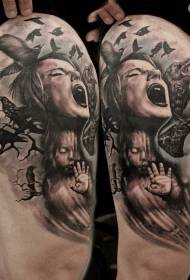 Noge realno vrište ženu s uzorkom tetovaže vrana
