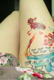 大腿亞洲卡通彩色動物與紅色花朵紋身圖案
