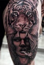 Šlaunų įspūdingi juodos ir baltos genties moterų ir tigro odos tatuiruočių dizainai