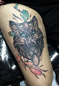 Слика на тетоважа волк боја на нозете
