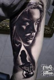 dy swart realistiese sexy vrou met 'n stoel tatoeëring patroon