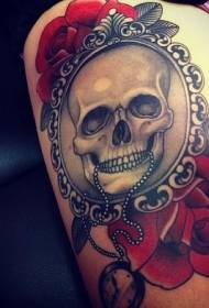 Cranio color gamba e motivo tatuaggio rosa rossa