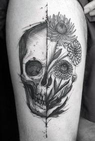 Cranio nero stile incisione coscia e motivo tatuaggio floreale