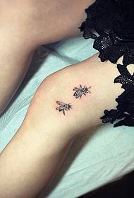 Šlaunies mažas šviežias dviejų bičių įgėlimo tatuiruotės modelis