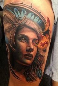 Девојка во боја на бутот со шема на тетоважа со лилјак