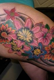 Wzór tatuażu jasny kwiat na udzie kobiety