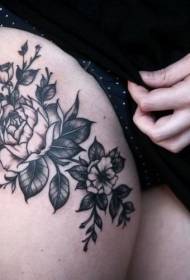 Modello femminile del tatuaggio del fiore in bianco e nero enorme delle gambe