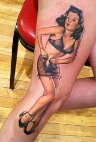 Legs old school dipinta un mudellu sexy di tatuaggi di ragazza