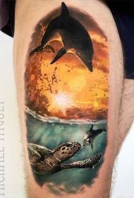 Isitayile esibonakalayo sase dolphin kunye nephethini ye tattoo