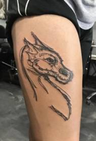 Fripona tatuista knabino sur la bildon de tatuaje de drako
