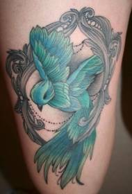 Fantasia di tatuaggi con uccelli dipinti a coscia