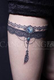 Shanghai Tattoo Show Picture Cang Long Tattoo Works: Tatuaggio con diamante in pizzo per coscia da ragazza