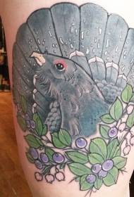 Patrón de tatuaje alto bonito pájaro gris y baya