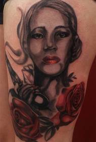 Picior model de tatuaj negru gri femeie