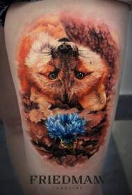 Bacak rengi gerçekçi tilki ve çiçek dövme deseni
