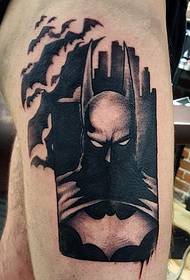 Gamba di foto di tatuatu di batman nero è biancu