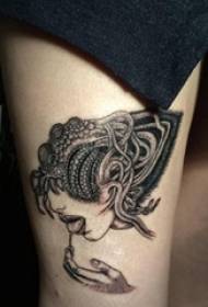 Cosce di scolaretta su punture nere linee astratte immagini alternative di tatuaggi con ritratto di personaggio