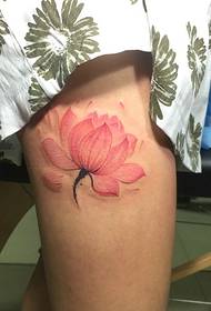 Lotosa ziedu tetovējums augšstilba ārējā daļā ir ļoti krāšņi