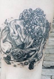 Linhas pretas estranhas na coxa pequena raposa e flor padrão de tatuagem