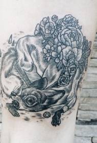 Swart vreemde swart lyne klein jakkals en blomme tattoo patroon