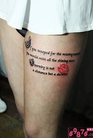 Immagine di tatuaggio di personalità inglese di labbra rosse sulla coscia