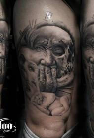 Rellotge de cuixa gris i model de tatuatge de retrat de dona embarassada